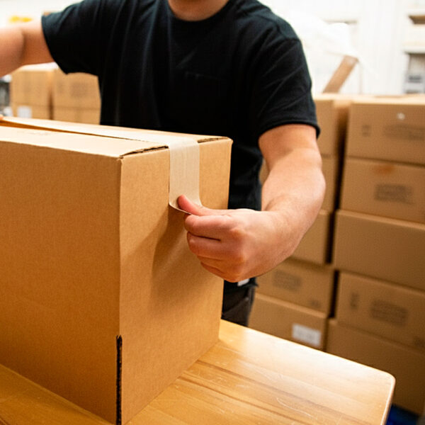 cinta-de-papel-contexto Persona usando cinta de papel adhesiva